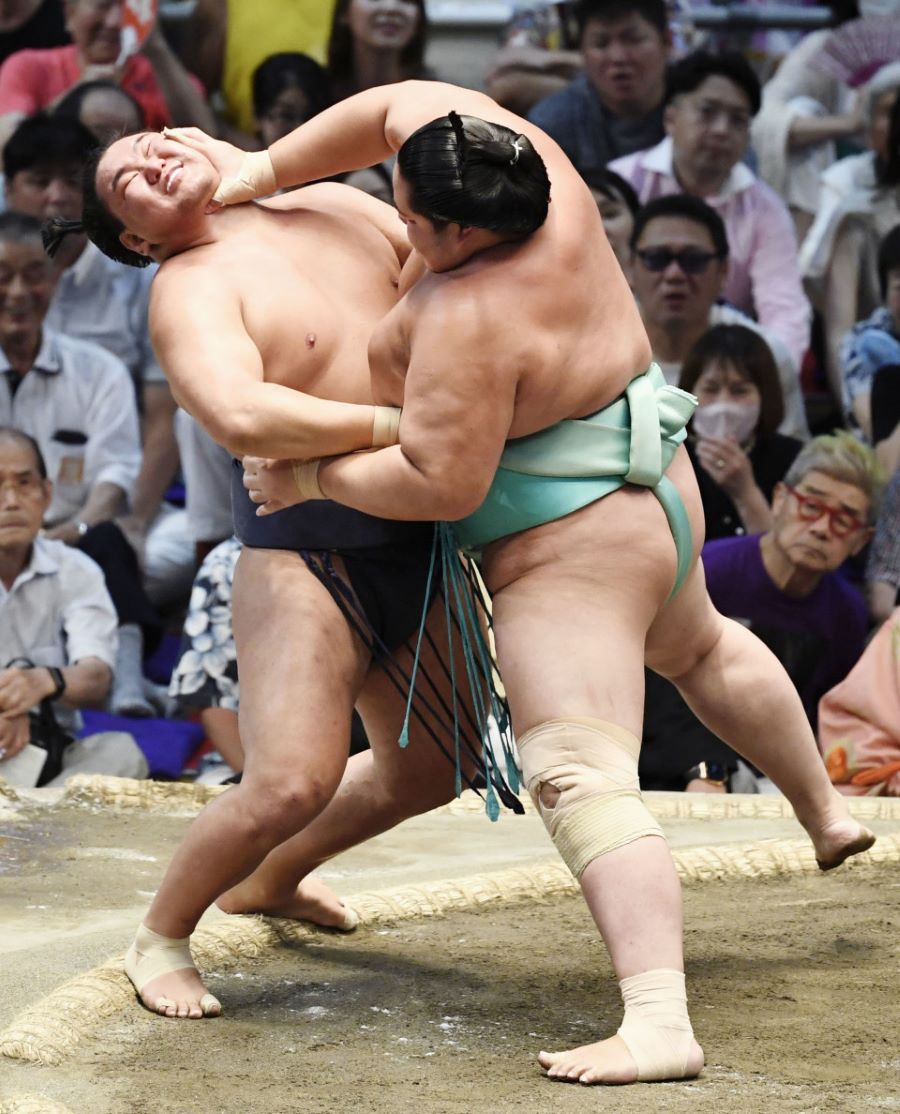 Các võ sĩ Sumo Nhật Bản phải tăng cường sức khỏe để đạt được một thân hình mập mạp và khỏe khoắn