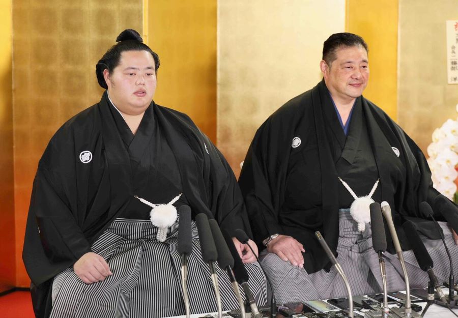 Các võ sĩ Sumo Nhật Bản phải tuân thủ luật lệ khắt khe 