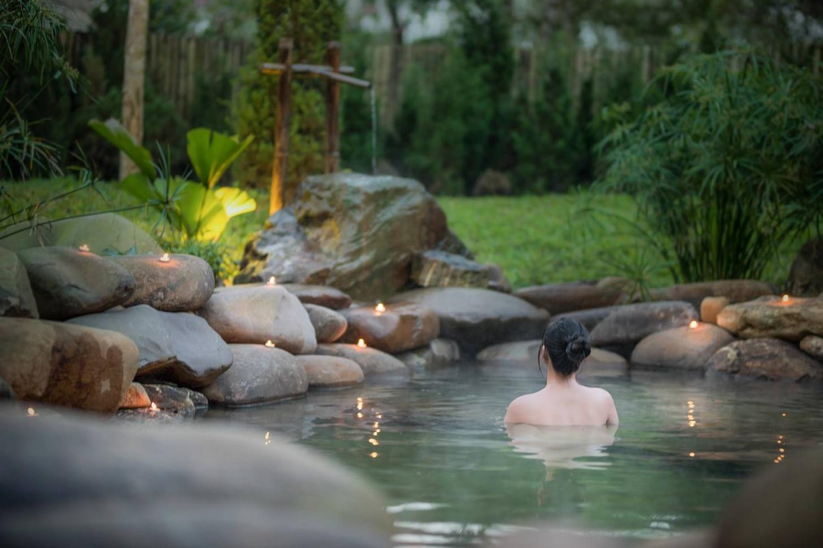 Onsen không chỉ là tắm suối nước nóng thông thường, mà còn là một nghi thức thư giãn tinh thần, hòa mình vào thiên nhiên và gìn giữ sức khỏe
