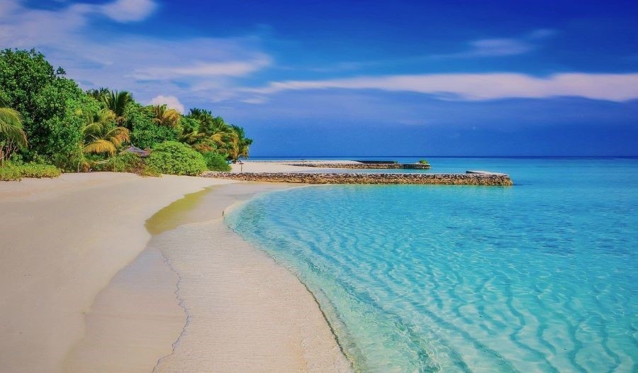 Bãi biển Pasir Putih sở hữu bãi cát trắng mềm mịn trải dài