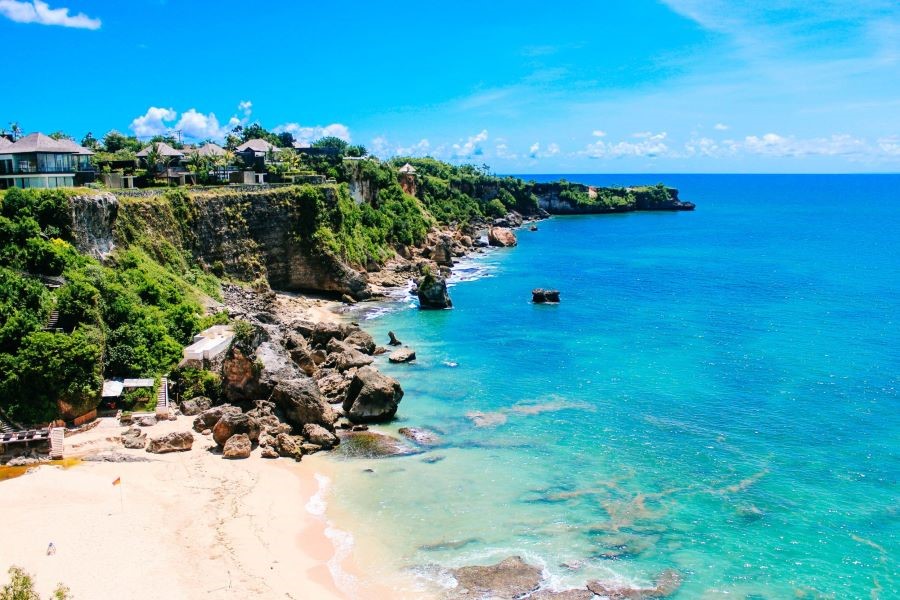 Bãi biển Jimbaran dưới ánh nắng ấm áp sáng sớm bình minh