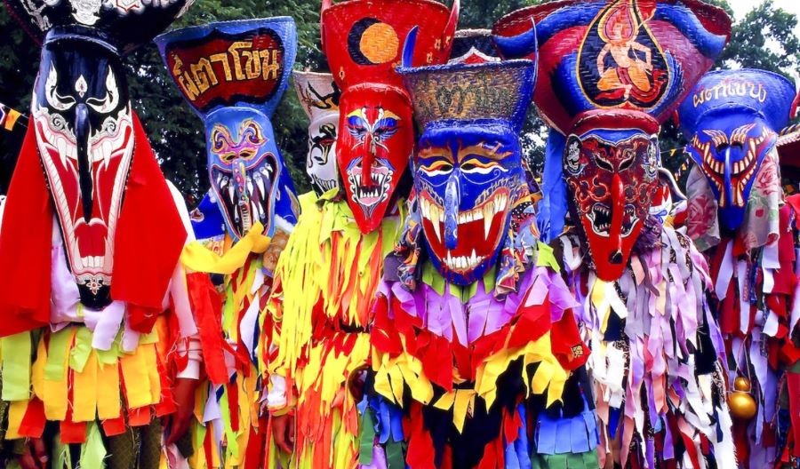 Mọi người sẽ diện những bộ trang phục và mặt nạ ma quỷ khi tham gia lễ hội này