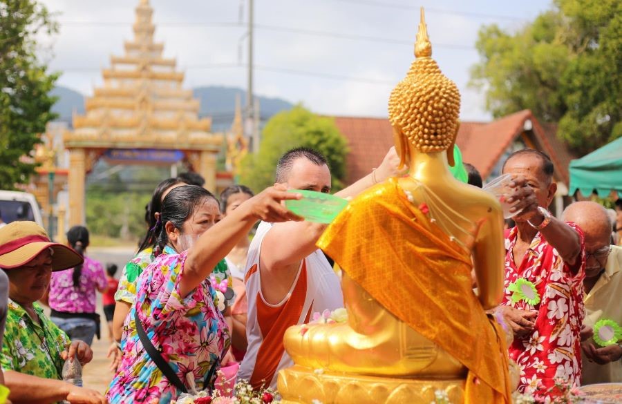 Người dân Thái Lan lên chùa dự lễ tắm Phật và cầu bình an cho năm mới