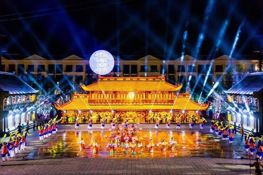 show diễn “Tinh Hoa Việt Nam” là một show diễn thực cảnh, được dàn dựng công phu kết hợp với công nghệ trình chiếu hiện đại