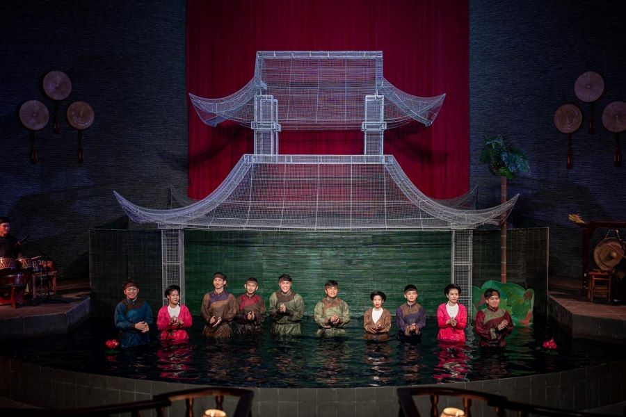 Các nghệ sĩ biểu diễn múa rối nước