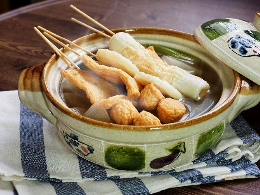 Odeng luôn được giữa ấm trong nước dùng ngọt lịm từ hải sản