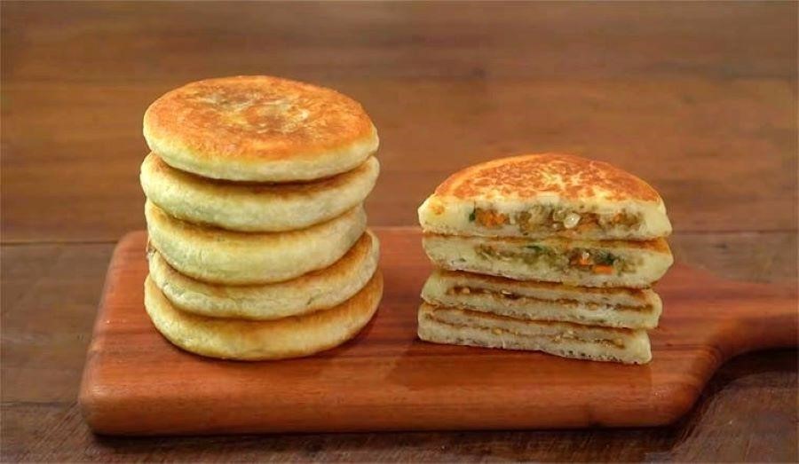 Hotteok có lớp ngoài giòn tan và vị béo ngọt bên trong