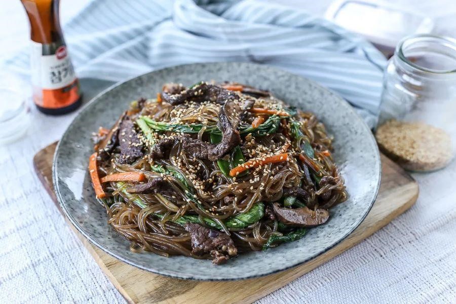 Bulgogi & Japchae được trộn cùng với rất nhiều các loại rau củ đầy màu sắc