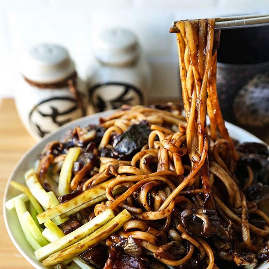 Sợi mì dẻo dai kết hợp cùng nước sốt tương đen đặc trưng vô cùng hấp dẫn