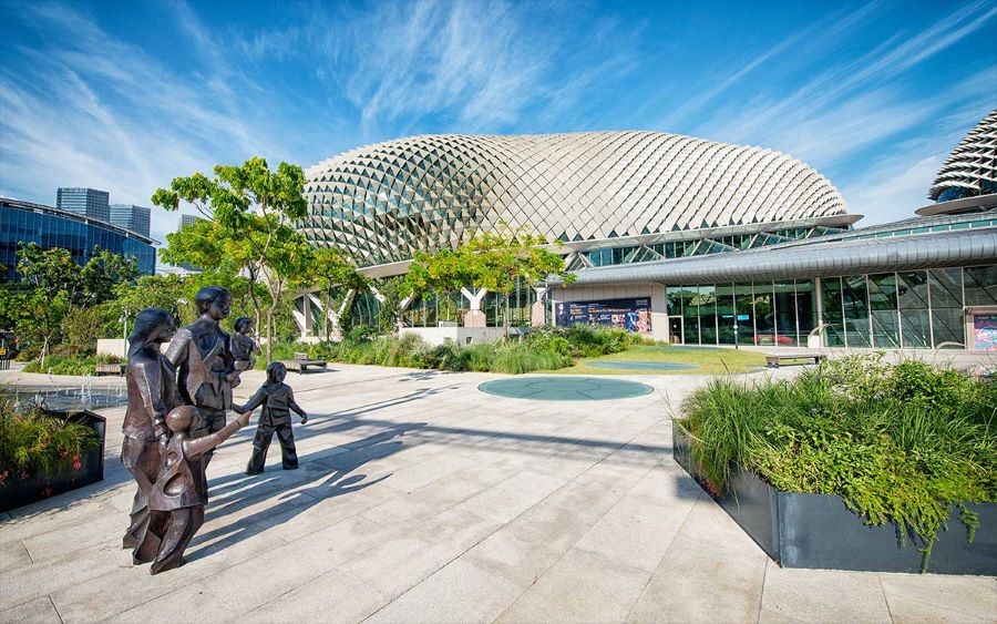 Nhà hát Esplanade là nhà hát lớn nhất tại Singapore với hình dáng quả sầu riêng