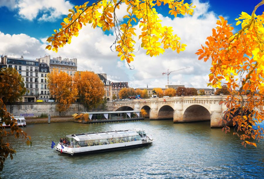 Mùa thu nước Pháp lãng mạn với những cung đường ngập tràn lá vàng