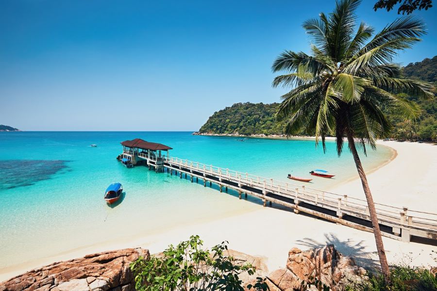 Langkawi chào đón bạn với những hòn đảo hoang sơ, bờ cát trắng mịn trải dài và làn nước biển xanh ngọc bích trong vắt