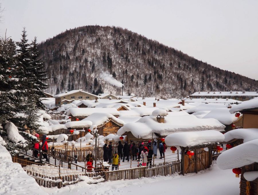 Chiêm ngưỡng khung cảnh tuyết rơi trắng xóa trên các mái nhà