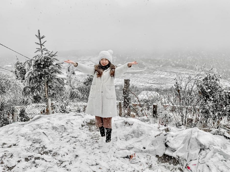 Du khách checkin cùng làn tuyết trắng xóa