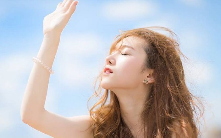 Tone makeup nhẹ sẽ vô cùng phù hợp với kiểu chụp ảnh này