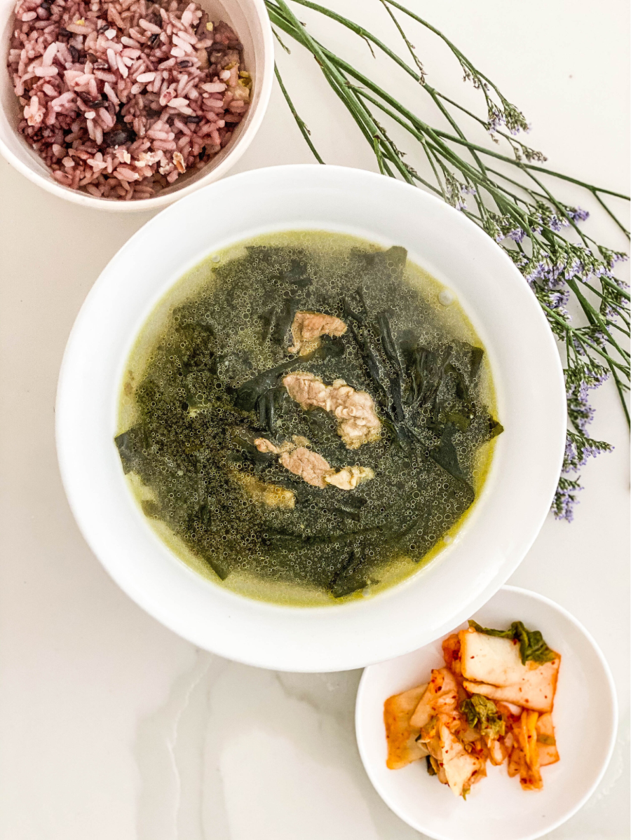 Canh rong biển là món súp thanh mát với màu xanh đặc trưng được nhiều du khách yêu thích