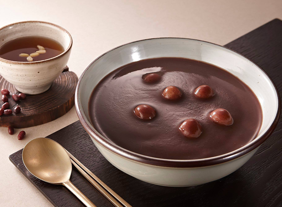 Theo quan niệm dân gian của người Hàn, màu đỏ có khả năng xua đuổi tà ma và mang lại bình an