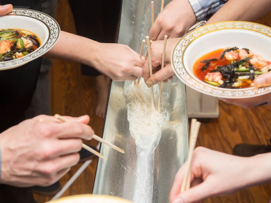 Mì ống trúc có cách chế biến và thưởng thức cực kỳ công phu và thú vị