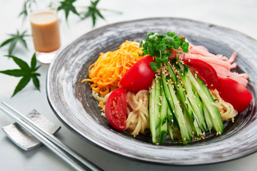 Mì Hiyashi Chuka không chỉ ngon miệng mà còn “ngon mắt” với cách bày trí đa sắc màu nhưng cực kỳ tinh tế