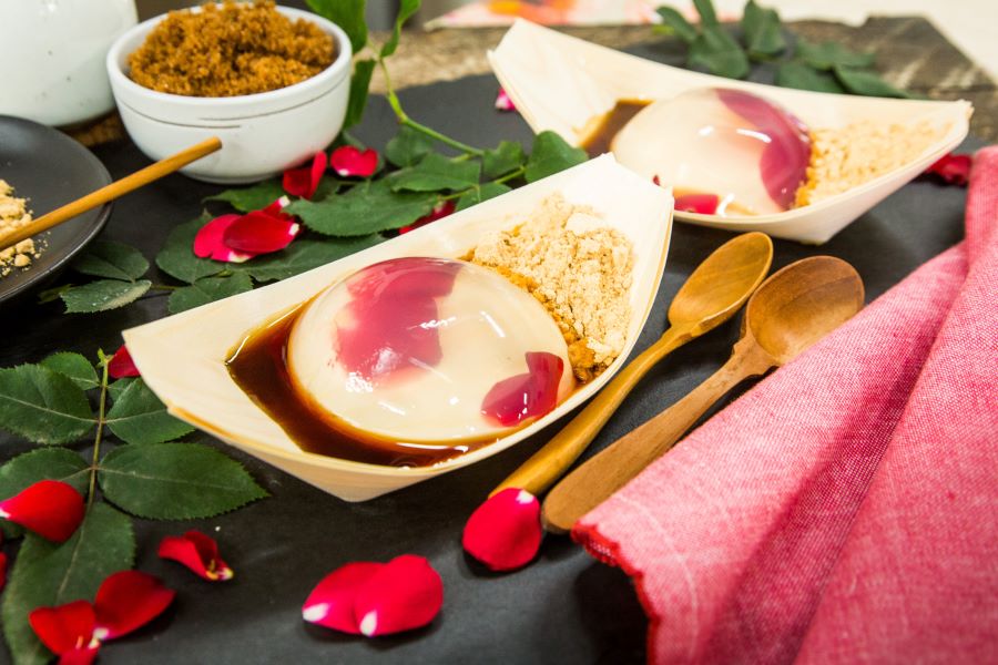 Mochi giọt nước có vị ngọt thanh, mát lạnh, mềm mại, cực kỳ cuốn