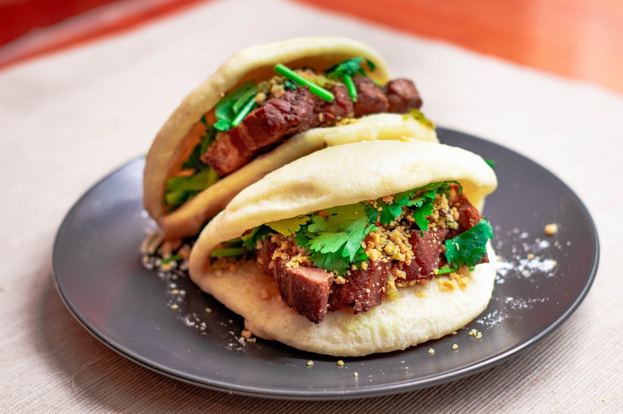 Điểm nhấn chính của món ngon này đó là phần nhân thịt ba chỉ được tẩm ướp gia vị đậm đà và nướng vàng ươm