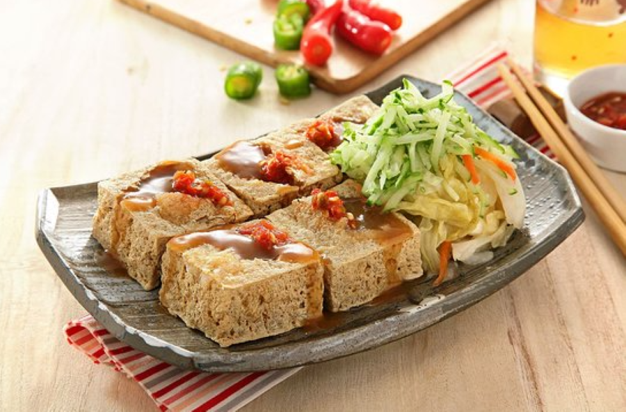 Từng miếng cắn là sự kết hợp hoàn hảo giữa vị béo, cay, mặn xen lẫn chút chua chua thanh thanh, hứa hẹn sẽ đánh thức mọi giác quan