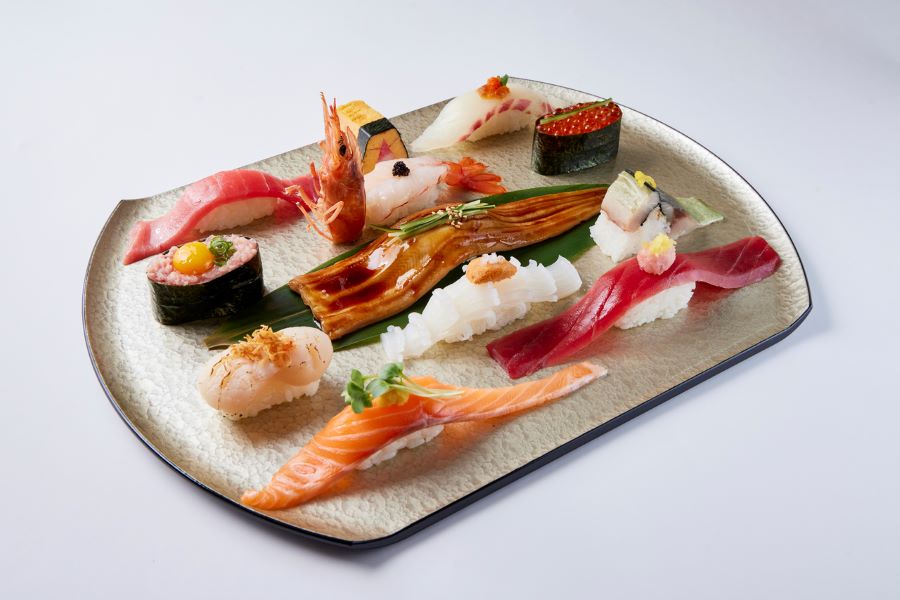 Dừng chân tại khu vực giao lộ Shibuya, du khách đừng quên thưởng thức món Sushi chuẩn vị truyền thống nhé 