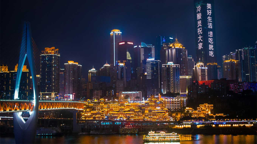 Du thuyền trên sông là một trải nghiệm du lịch vô cùng đặc biệt, mang đến cho bạn cơ hội thưởng thức cảnh đêm Trùng Khánh đầy mê hoặc