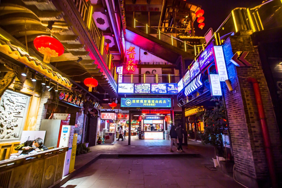 &nbsp;Trải nghiệm một đêm sôi động tại các quán bar ở Trùng Khánh là điều không thể bỏ lỡ