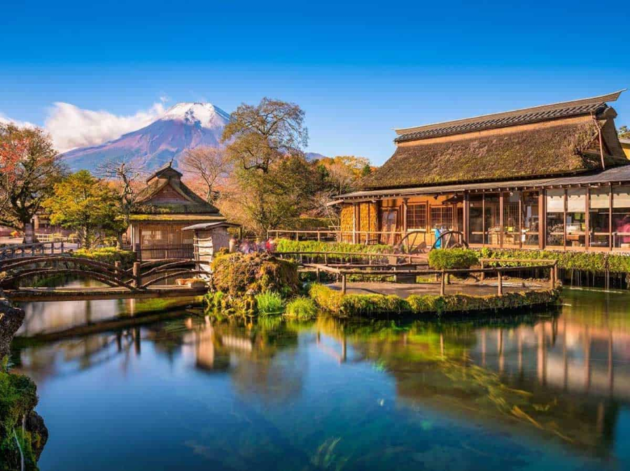 Với vẻ đẹp mộc mạc, Làng cổ Oshino Hakkai hứa hẹn mang đến cho bạn những trải nghiệm khó quên