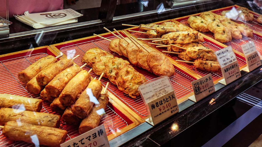 Thưởng thức các món ăn hấp dẫn là một trải nghiệm thú vị tại Làng cổ Oshino Hakkai