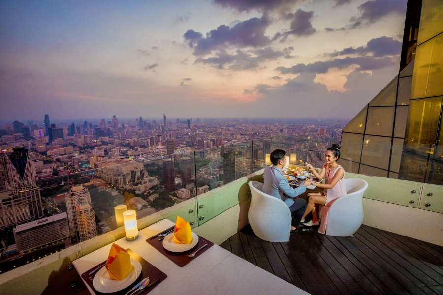 Trên tầng 83 của tòa nhà, Sky Bar thu hút biết bao ánh nhìn ngưỡng mộ bởi sự lãng mạn và đầy tinh tế