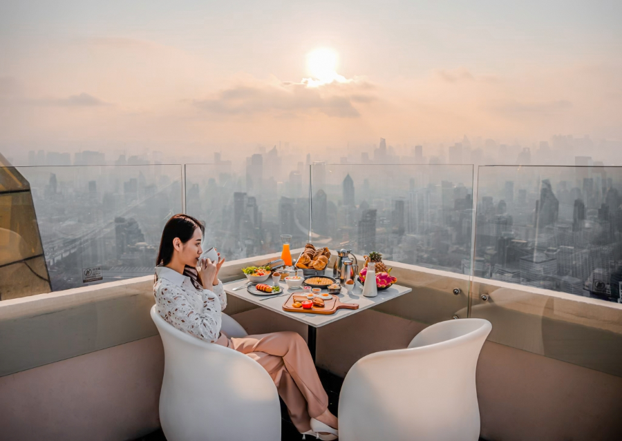 Tòa nhà Baiyoke Sky, một biểu tượng của Bangkok, không chỉ là nơi ngắm nhìn toàn cảnh thành phố mà còn là thiên đường ẩm thực với những nhà hàng sang trọng trải dài trên nhiều tầng