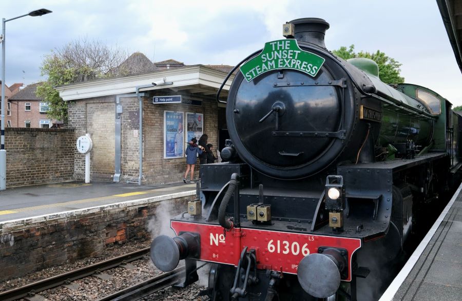 Chuyến tàu The Sunset Steam Express “có một không hai” sẽ đưa du khách đến với vùng ngoại ô Surrey Hills yên bình và xinh đẹp 