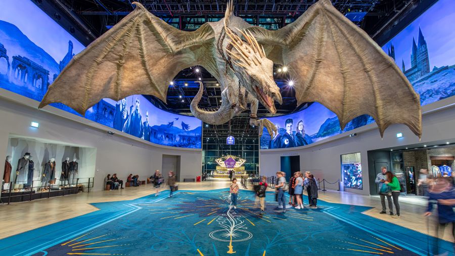 Dừng chân tại London, du khách có thể ghé thăm Warner Bros. Studio để biến giấc mơ phù thủy trở thành hiện thực