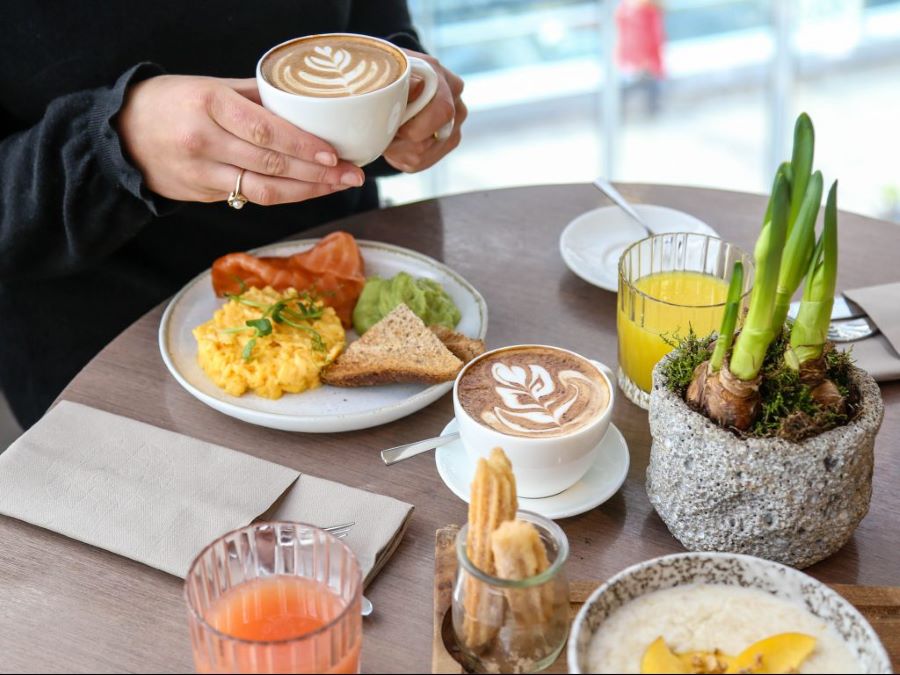 Dừng chân tại Sky Garden, du khách có thể trải nghiệm ẩm thực tại các nhà hàng và quán bar sang trọng 