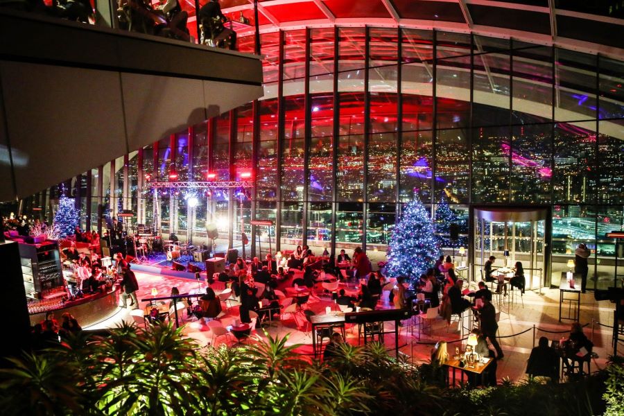 Đến Sky Garden để được tận mắt chiêm ngưỡng vẻ đẹp xa hoa tráng lệ về đêm của thủ đô London bạn nhé 