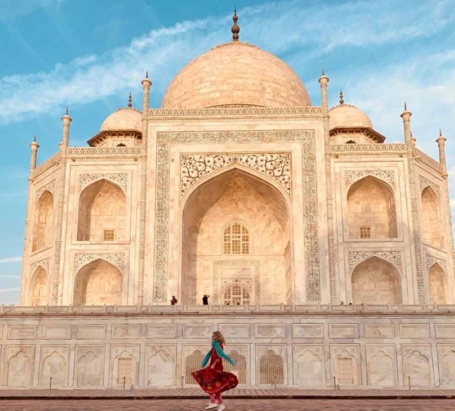 Ánh chiều tà in bóng trên những bức tường trắng tinh khiết của đền Taj Mahal