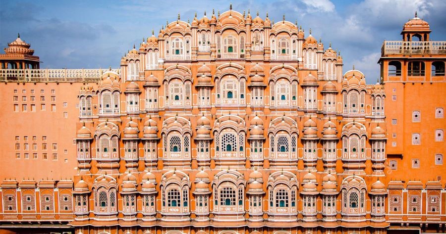 Cung điện Hawa Mahal với những viên đá sa thạch màu đỏ vô cùng đặc trưng