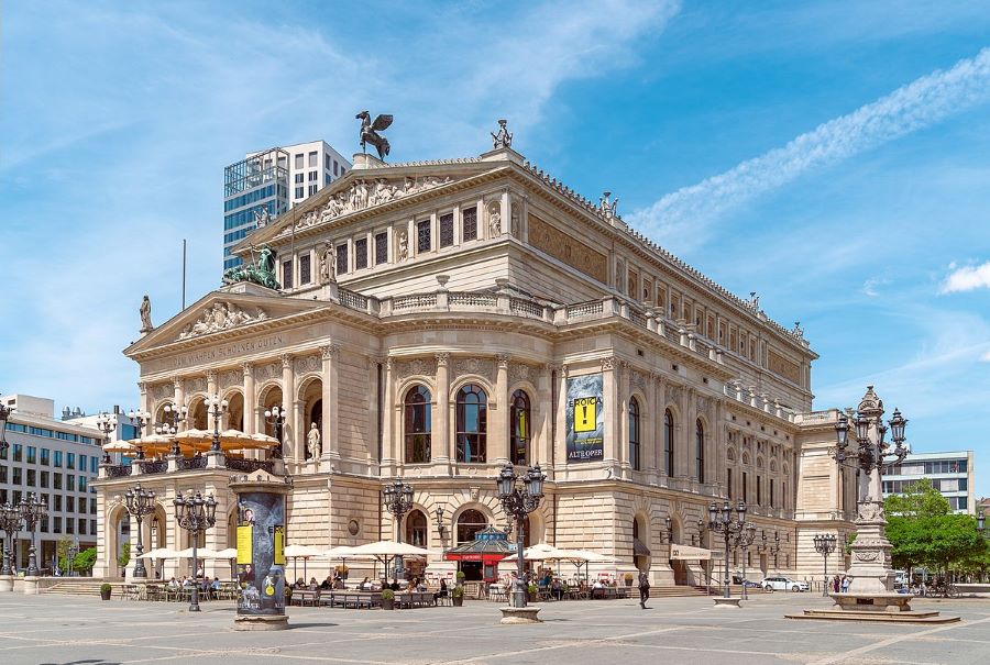 Nhà hát lớn Alte Oper tọa lạc ngay khu vực trung tâm quảng trường Opera ở thành phố Frankfurt
