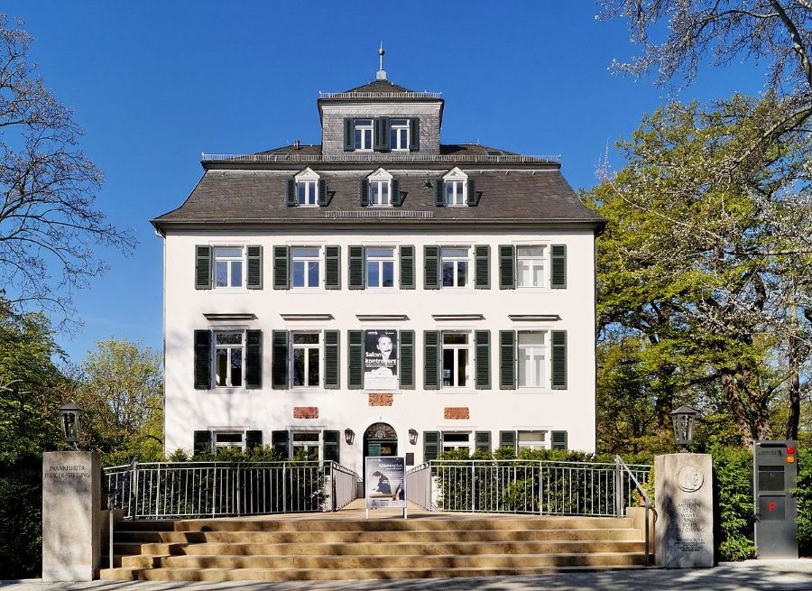 Lâu đài Holzhausen nổi bật với phong cách Baroque cổ điển Pháp tuy đơn giản nhưng lại vô cùng trang nhã 