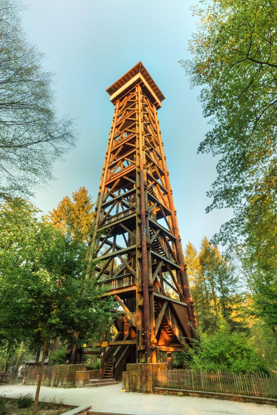 Tòa tháp The Goethe Tower được xây dựng hoàn toàn bằng gỗ là một trong những biểu tượng đáng chiêm ngưỡng nhất tại Frankfurt 