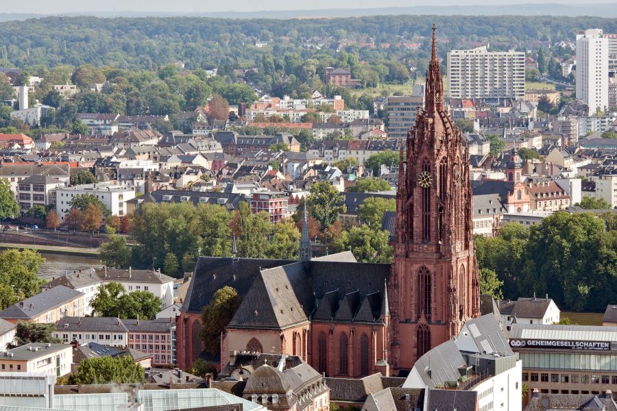Nhà thờ lớn Kaiserdom được biết đến như là công trình tôn giáo lớn nhất tại thành phố Frankfurt của Đức