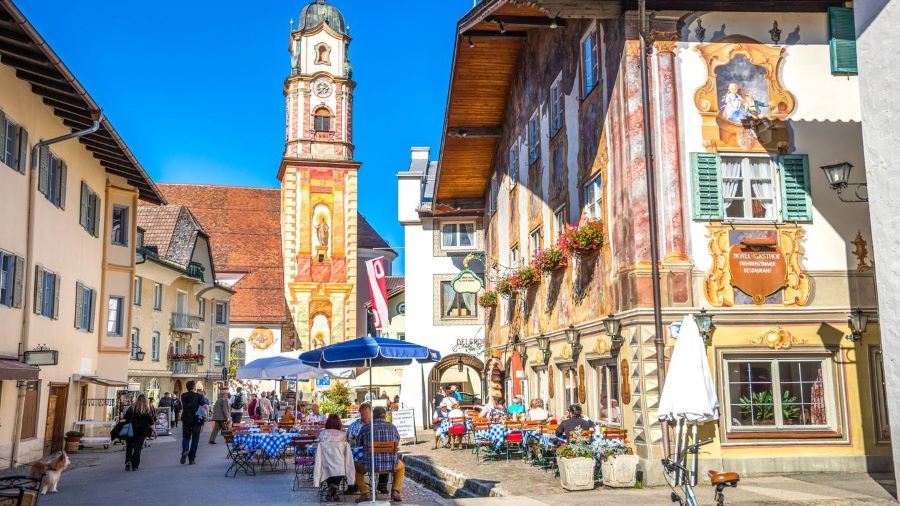 Mittenwald được mệnh danh là “nước Đức xưa thu nhỏ” là nơi sở hữu những cửa hàng vô cùng đáng yêu 