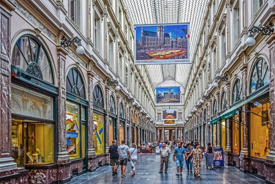 Phố Galeries Royales Saint-Hubert nổi tiếng với những cửa hàng thời trang cao cấp hay cửa hàng bán đồ nội thất cổ,...