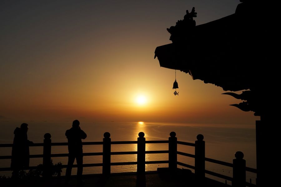 Cảnh tượng mặt trời bắt đầu ló dạng phía sau biển cả xa xăm tại Đền Hyangiram đã khiến biết bao du khách phải thẫn thờ và mê đắm