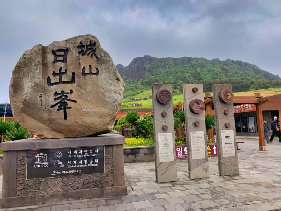 Đỉnh Seongsan Ilchulbong tọa lạc ở phía Đông của hòn đảo Jeju, được tổ chức UNESCO công nhận là Di sản Thế giới vào năm 2007