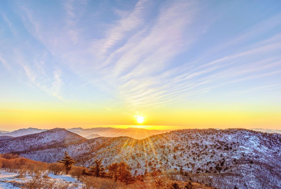 Vào mối buổi sớm mai, Taebaeksan hiện lên hệt như một bức tranh sơn thủy hữu tình khiến trái tim lữ khách thổn thức mãi không thôi