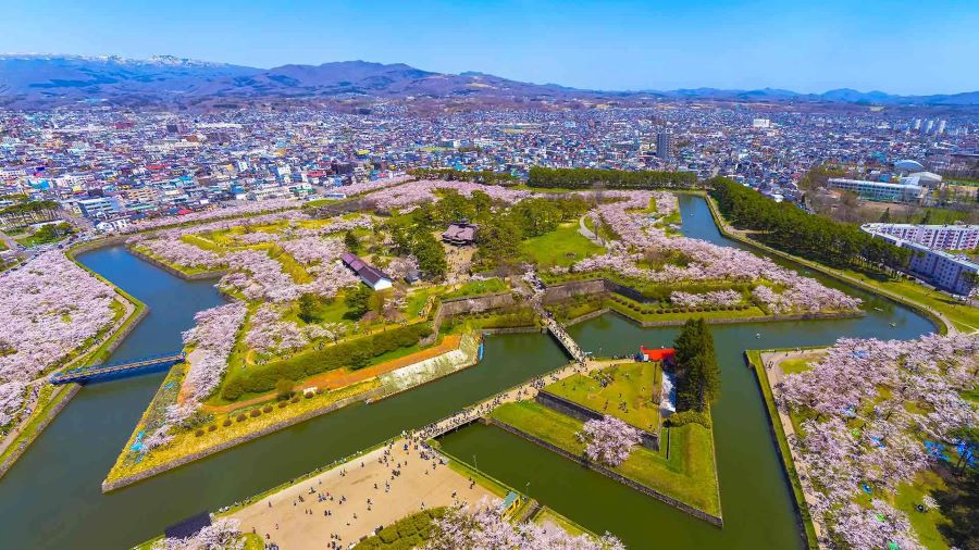 Công viên Goryokaku sở hữu thiết kế độc đáo theo kiểu pháo đài hình ngôi sao