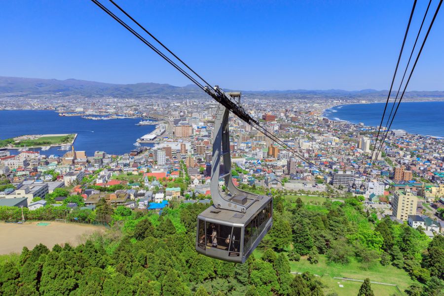 Du khách có thể lựa chọn trải nghiệm hệ thống cáp treo hiện đại lên đỉnh núi Hakodate 